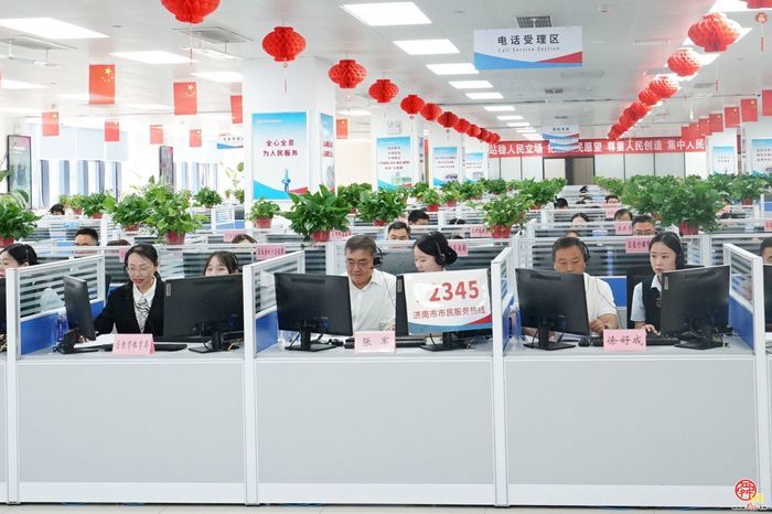 历城区委书记张军带队到市12345热线现场接听市民来电