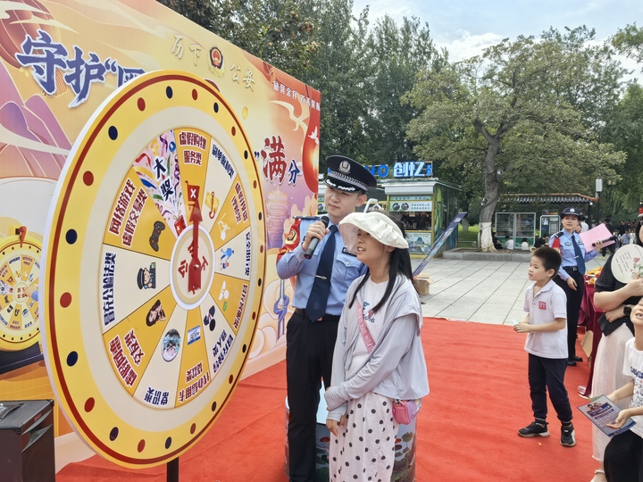 节日景区增添一抹“平安亮色” 机器人“历小警”喊你来玩反诈“大转盘”