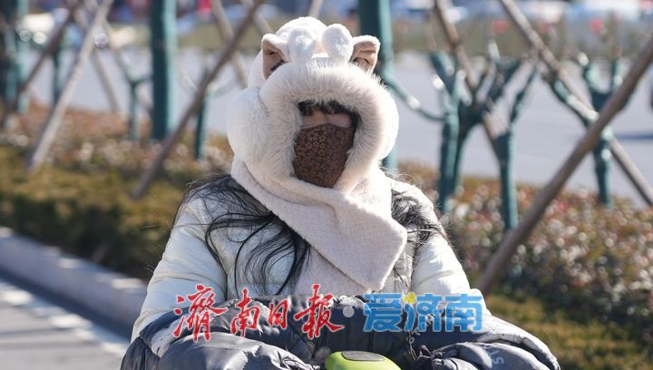 抵御寒潮，济南市民“全副武装”出行