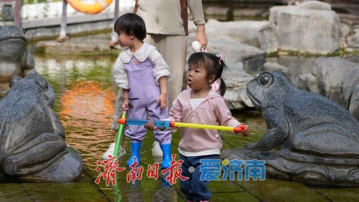 春日如夏，五龙潭公园“清泉石上流”景点成孩子们亲水乐园