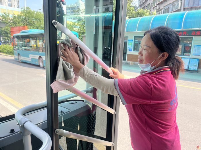 烈日炙烤守初心 汗水护航出行路——济南公交职工高温酷暑坚守岗位服务市民