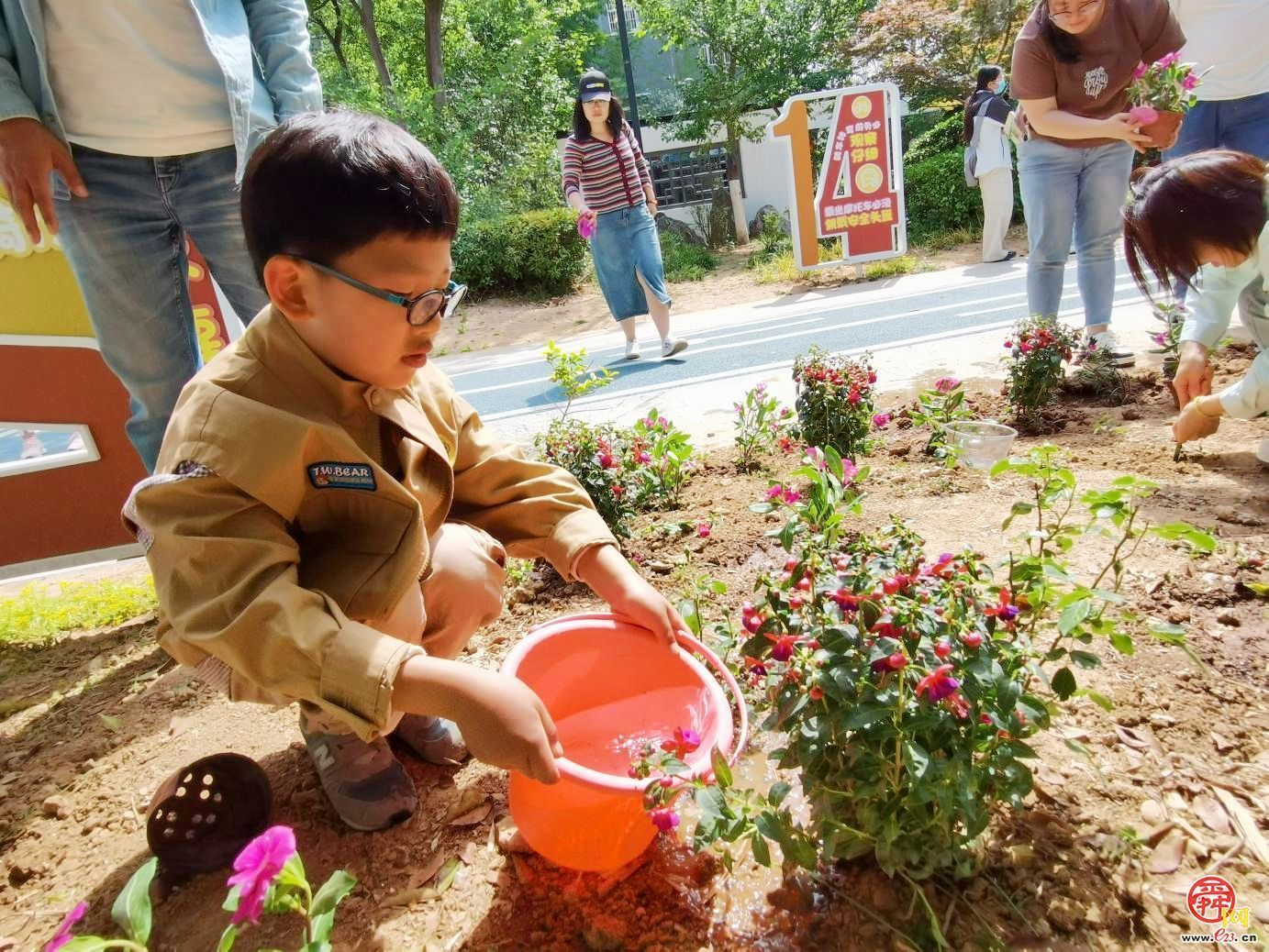种花种梦想 劳动促成长 济南园·林惠民行走进共建花园
