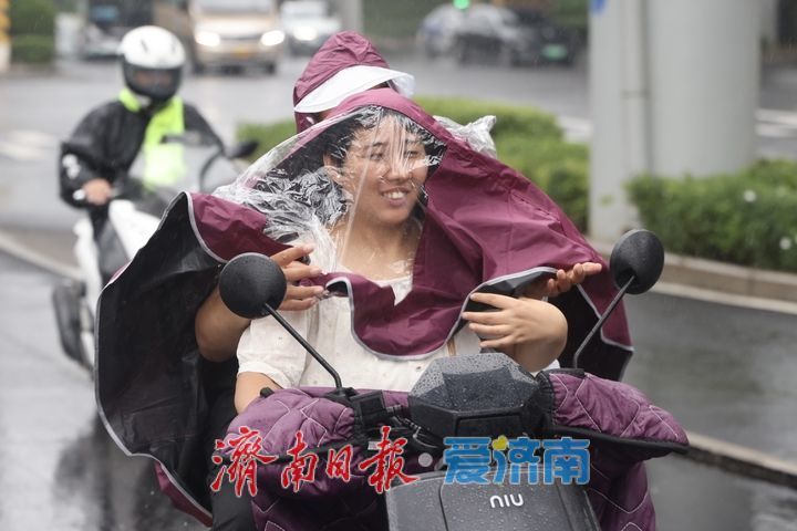台风携雨到访济南 高温退场凉意来袭
