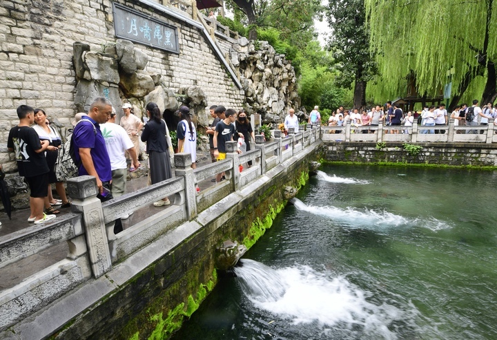 济南黑虎泉水位达到近期高值 泉涌人欢畅客从八方来