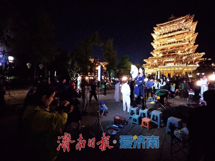 一年四季 泉在济南丨超然楼人气持续火爆 摄影商机悄然兴起 文旅新业态点亮泉城夜经济