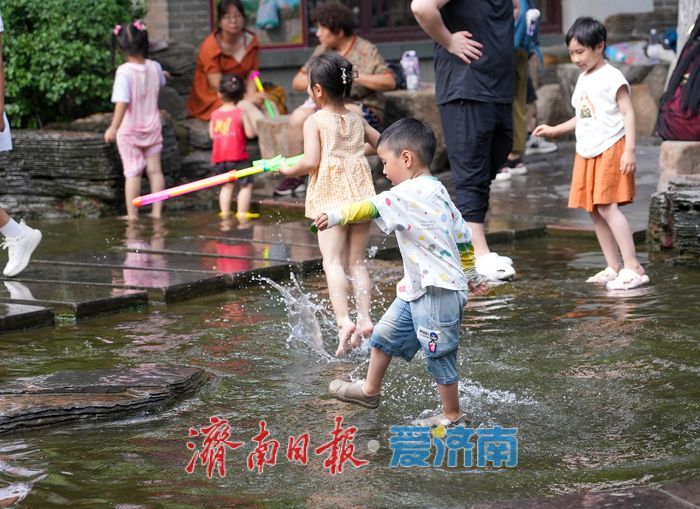 泉城开启“蒸煮模式” 趵突泉畔亲泉戏水寻清凉