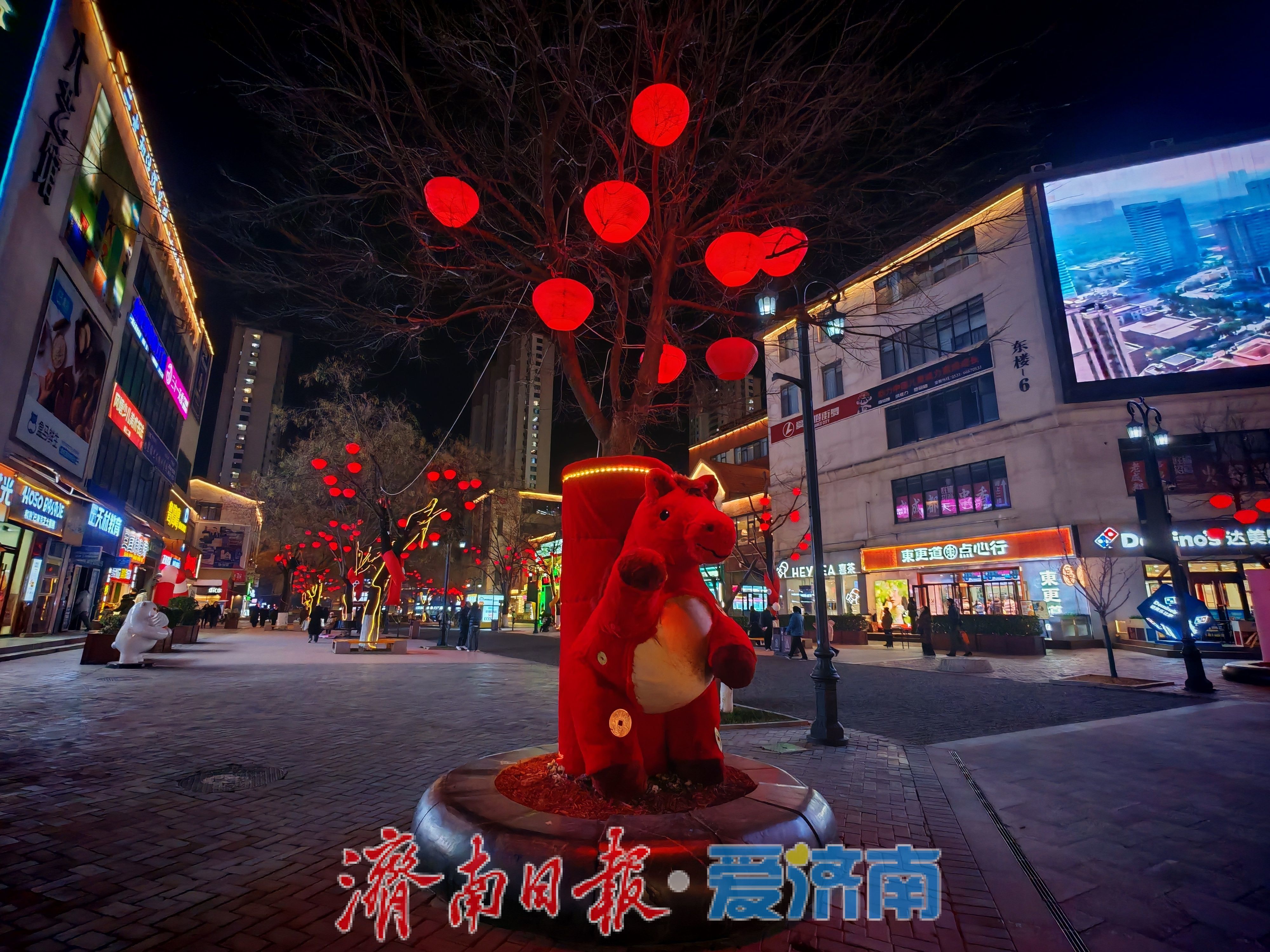 印象济南灯会氛围感拉满，生肖马玩偶抢先“灯”场