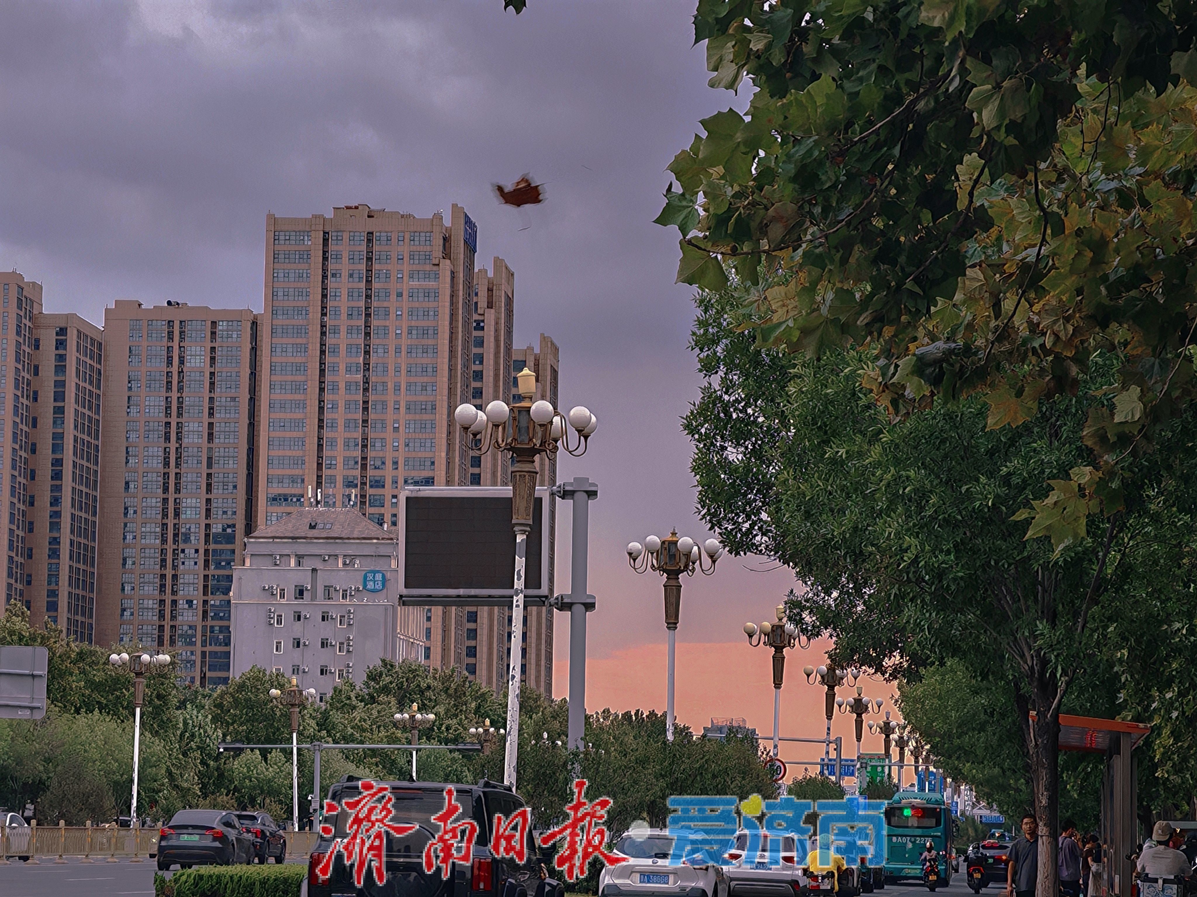 济南天空现“鸳鸯锅”景致