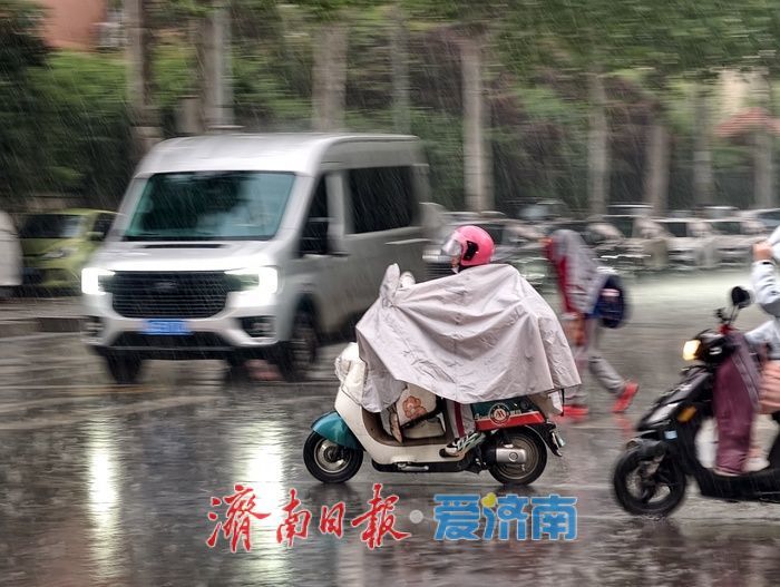 济南午后急雨“突袭”，市民出行措手不及