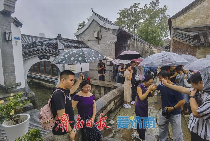 一年四季 泉在济南丨秋雨绵绵，起凤桥上演绎“国风”浪漫