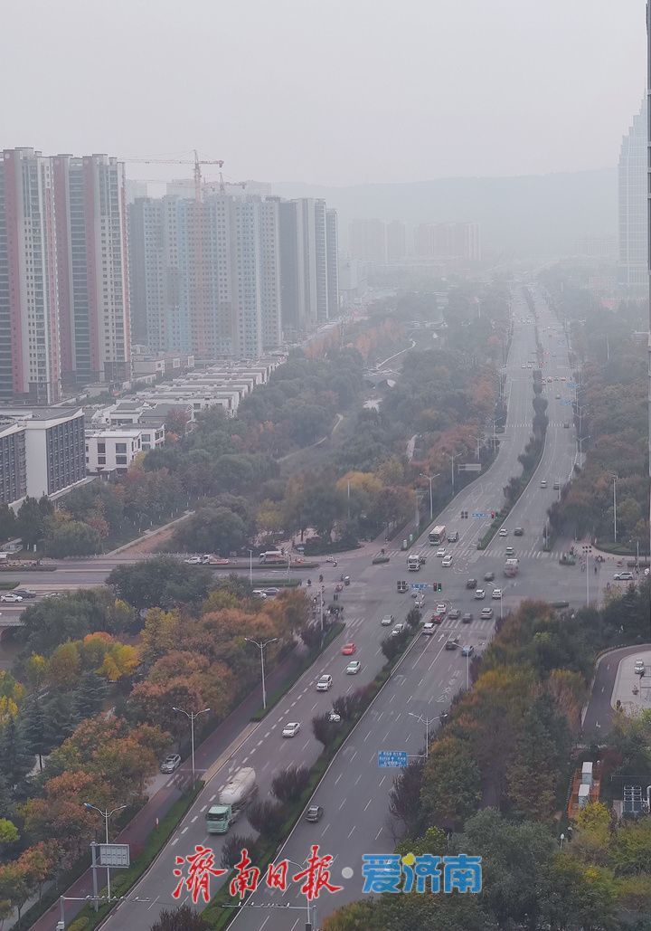 泉城浸水墨 云雾飘渺城山入画来
