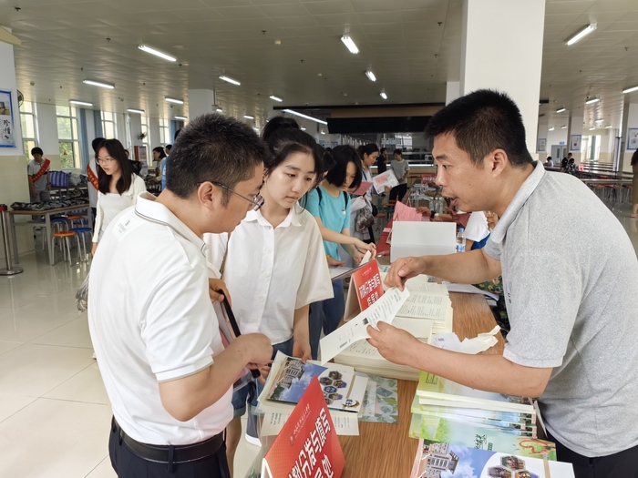 济南三中1500余名“萌新”报到 “第一课”干货满满