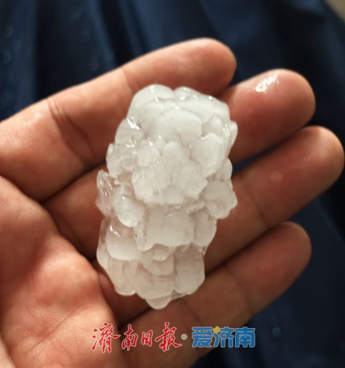 昨日济南市莱芜区突降冰雹 部分小区车辆受损