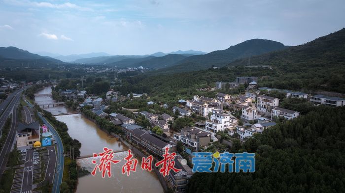 雨后门牙景区水位上涨，形成多处飞瀑景观