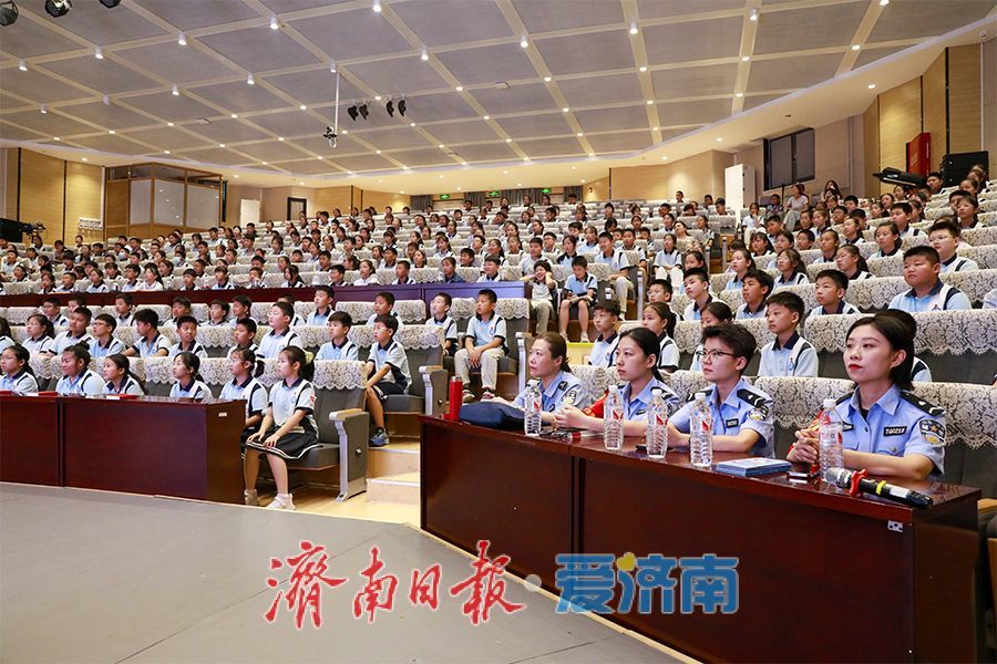 民法典宣传月丨天桥公安进校园开展法治教育宣传