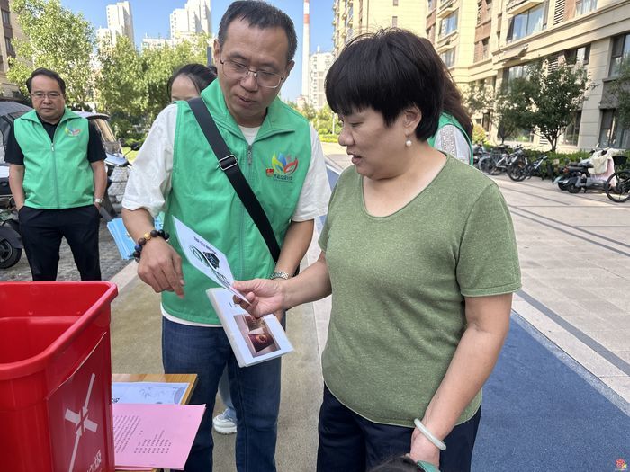 一对一教用“掌上城管”，趣味游戏学垃圾分类——市智慧城管中心深入济齐路社区