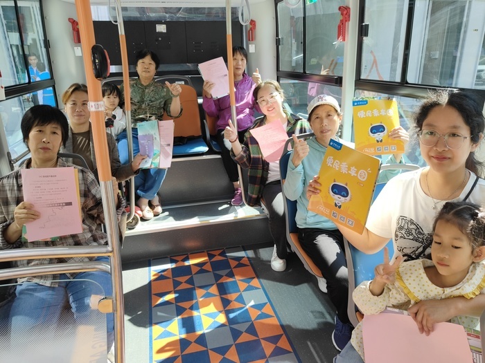 新款“红墩墩”在济南中央商务区“暖萌开跑”