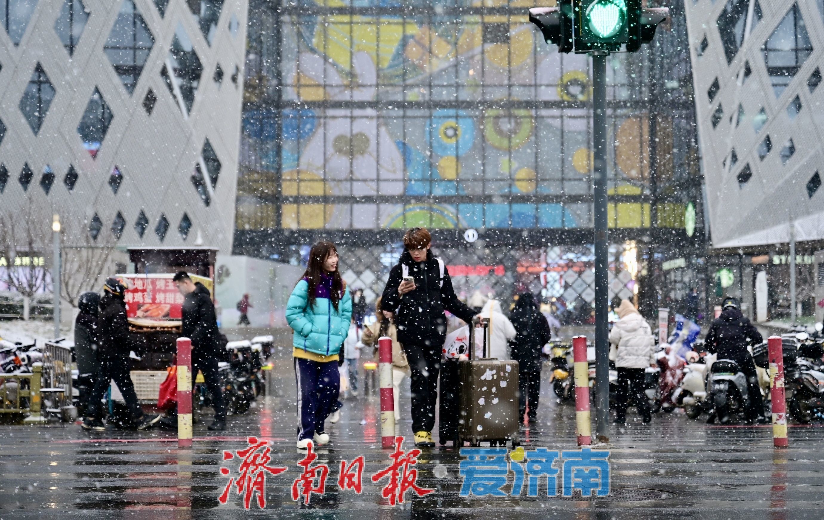初雪扮靓泉城 行人驻足赏冬日浪漫