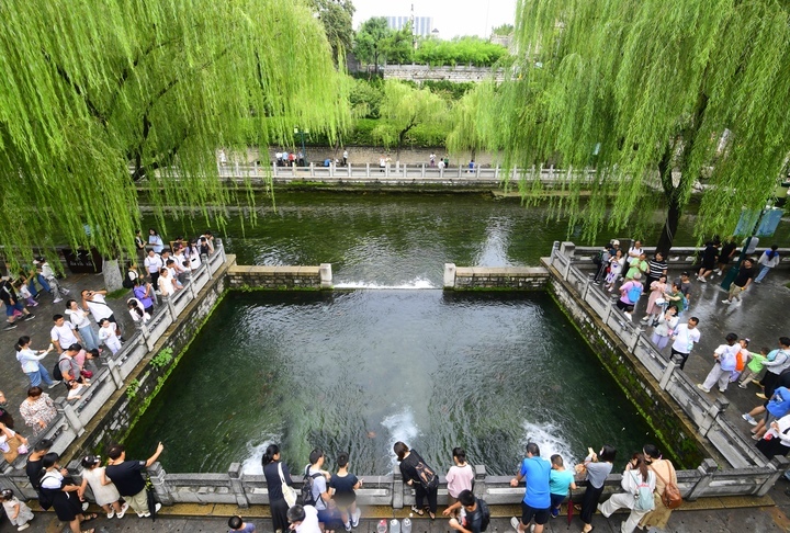 济南黑虎泉水位达到近期高值 泉涌人欢畅客从八方来