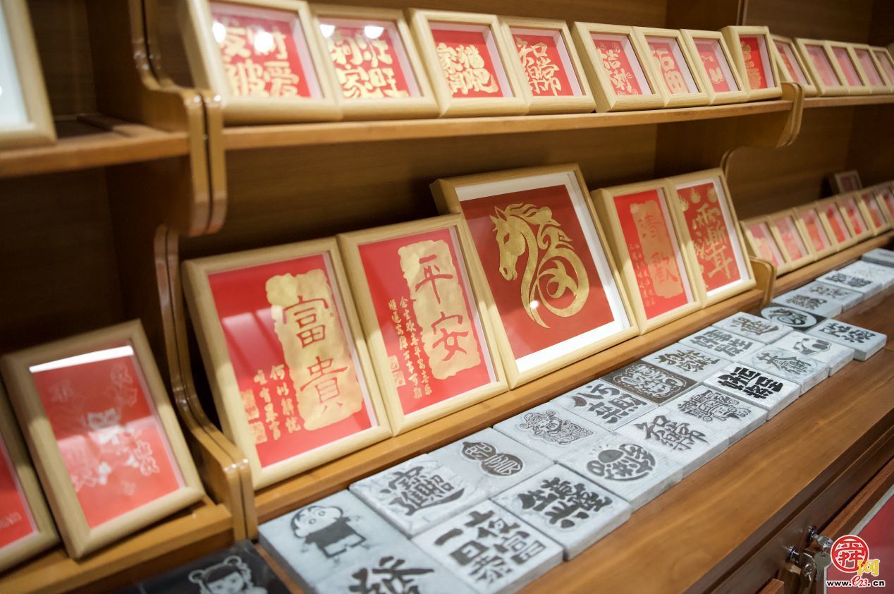 清明首日如梦令景区迎客流高峰 十二花神巡游引爆踏春热潮