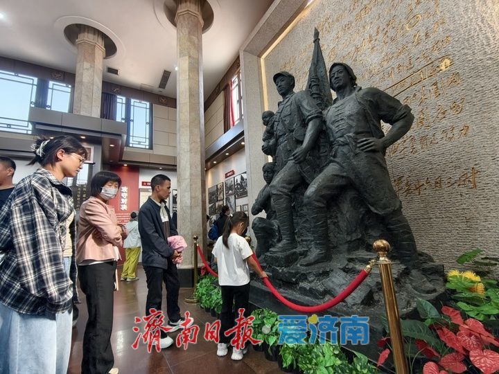 假日赴红色之约 解放阁迎来参观热潮