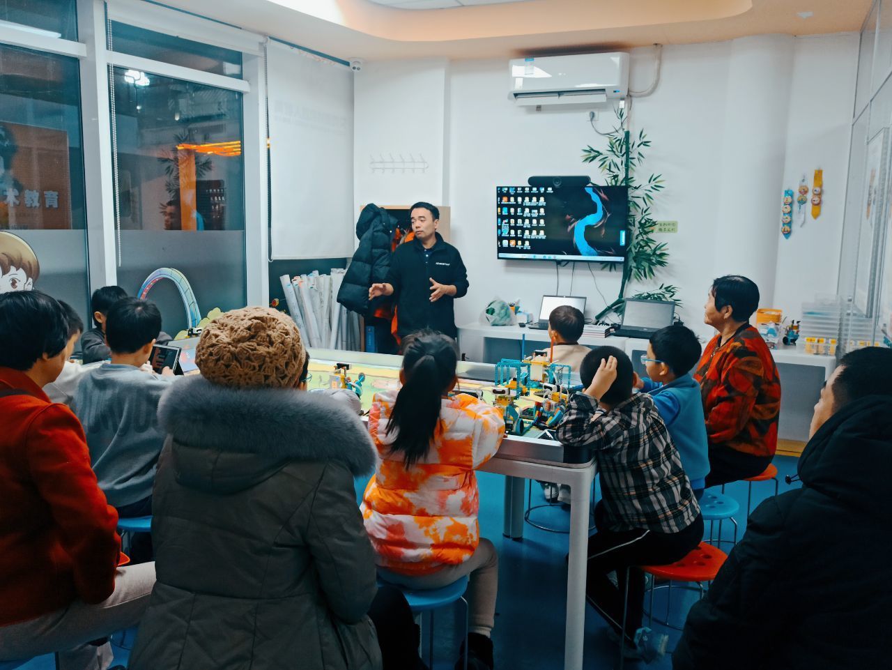 展会招商出效果，主动让利受欢迎，“济南造”教育机器人开足马力向未来