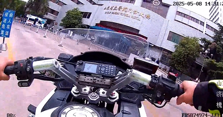 老人异物卡呼吸道 济南交警3分钟紧急救助