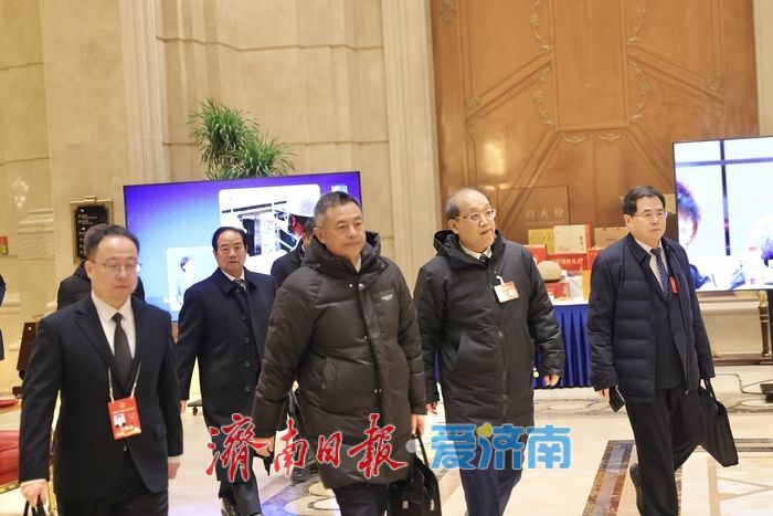 肩负嘱托赴盛会 履职尽责献良策——市十八届人大五次会议代表报到侧记