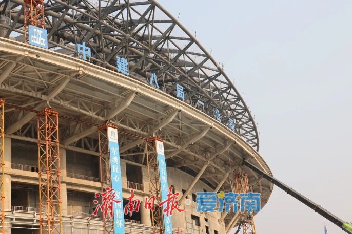 攻克国内之最！黄河体育中心专业足球场成功“戴冠”