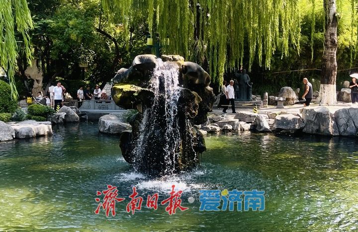 金秋五龙潭月牙泉喷涌超一年，“月牙飞瀑”超长待机365天