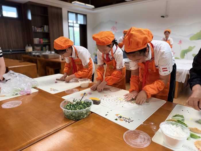 燕耕食趣 百味传承——燕山小学学生巧手制作月饼、水饺喜迎中秋
