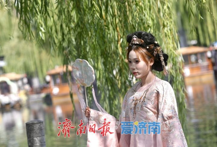 老街国旗飘，曲巷满国风