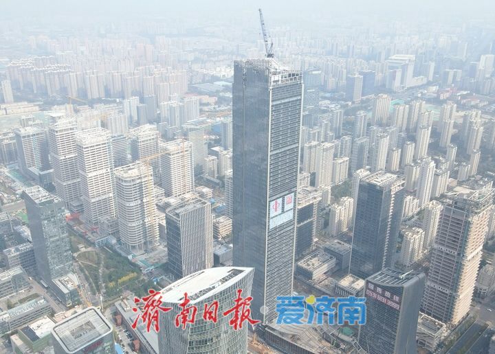 项目强省会｜济南CBD信泰中心主塔楼塔冠幕墙挂装计划11月上旬完工