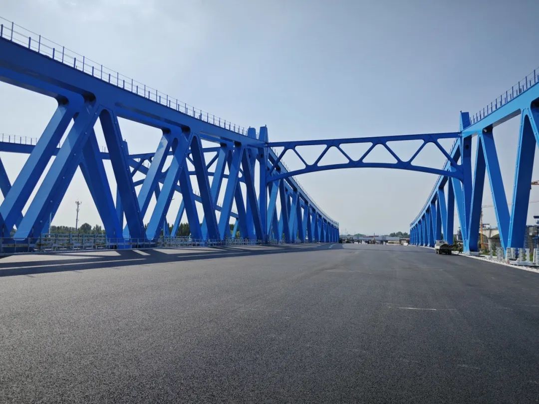 济南绕城高速东线小许家枢纽至遥墙机场段改扩建主线沥青路面摊铺完成