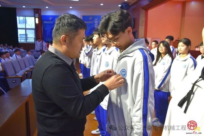 济南电子机械工程学校举行2025年新团员入团宣誓仪式