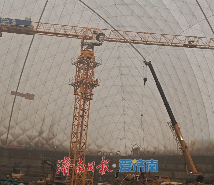 洪家楼“大白膜”内立起了两座塔吊