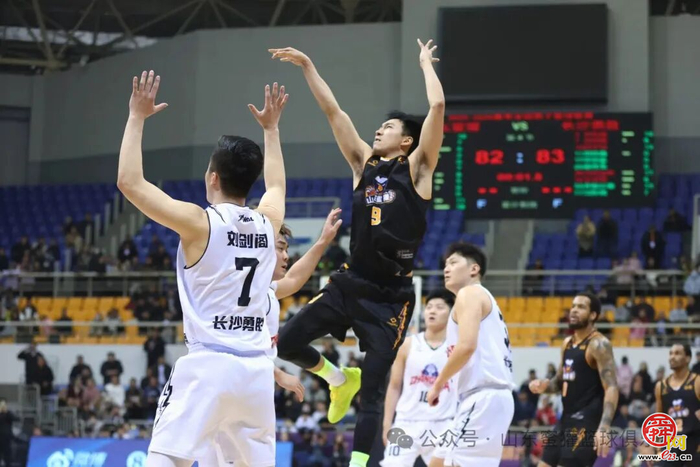NBL 常规赛：压哨绝杀！山东蜜獾 84-83 一分险胜长沙勇胜！