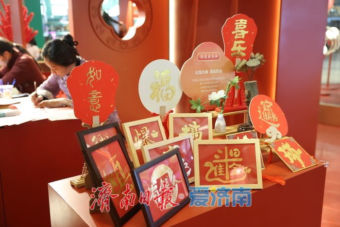 泉城年味气氛组已就位，是“蛇”候过年啦！