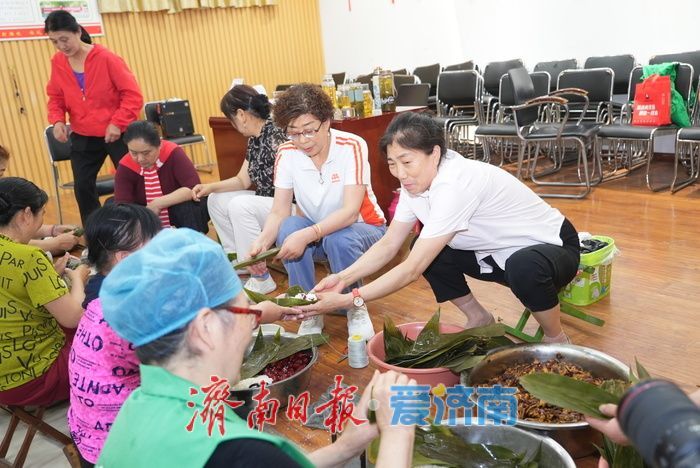 端午粽香暖邻里 社区爱心粽送百位老人