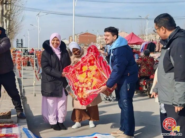 外国留学生赶“黄河大集”：在乡土烟火中感受中国年味