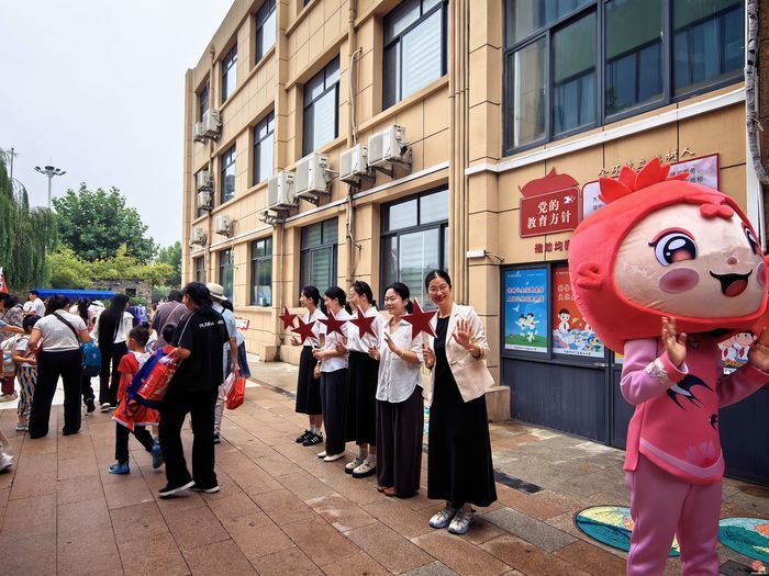 【你好 一年级】雏燕逐梦 红星启航 ——济南市历下区燕山小学举行2026级新生入学仪式