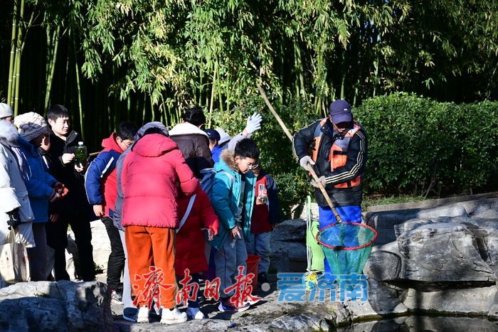 冬阳染泉色 五龙潭月牙泉静美醉游人