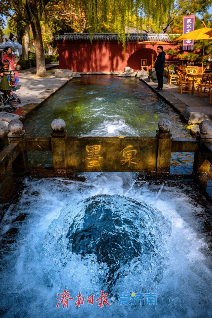 济南泉景再添彩！墨泉、梅花泉、漱玉泉争相喷涌，市民赏泉络绎不绝