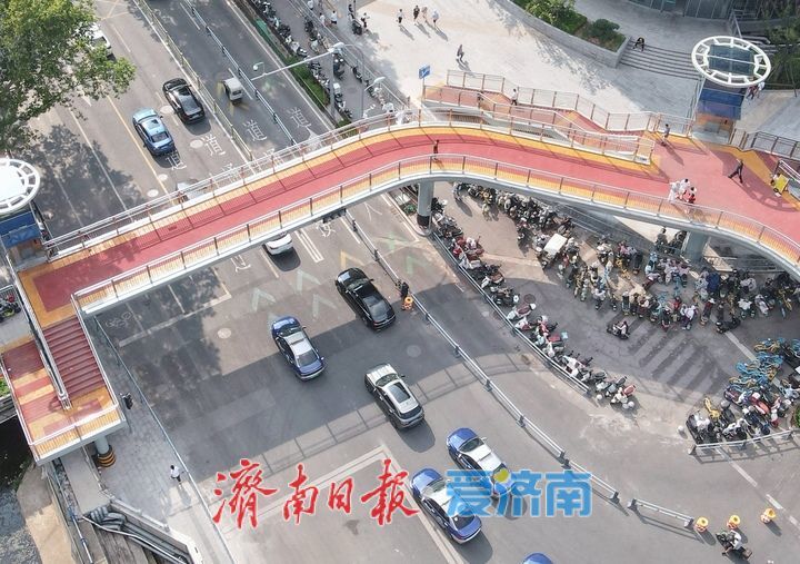 各行其“道”，文化西路齐鲁医院段车辆“按需分流”