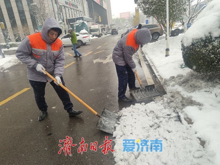 雪落泉城 除雪保畅