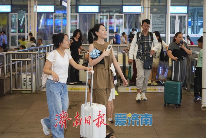 开学季撞上返程潮，济南火车站成“学生主场”