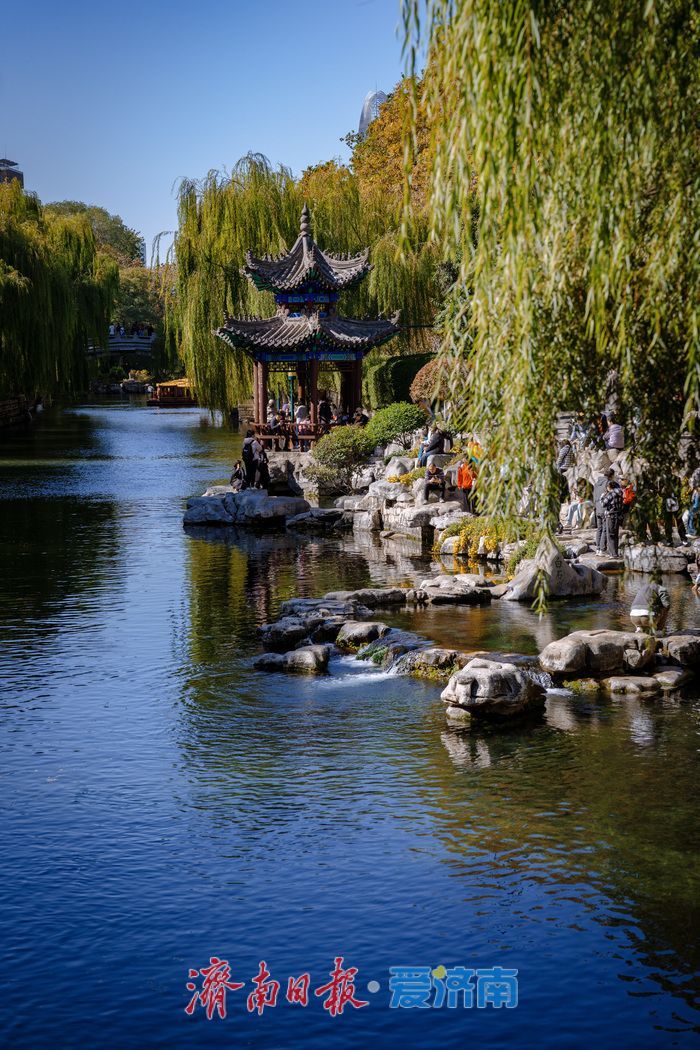 济南黑虎泉畔：秋日赏泉正当时，市民尽享泉水魅力