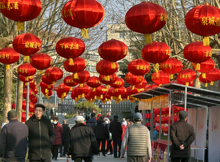 挂红灯购年货 红红火火迎新春