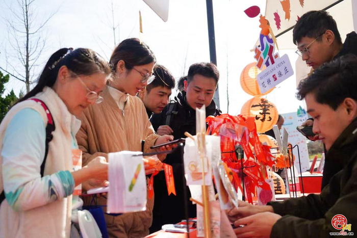 赴红叶之约 享运动之乐 品非遗之美 济南“一城山色·登山打卡”暨垛庄百峪大顶登山嘉年华成功举办