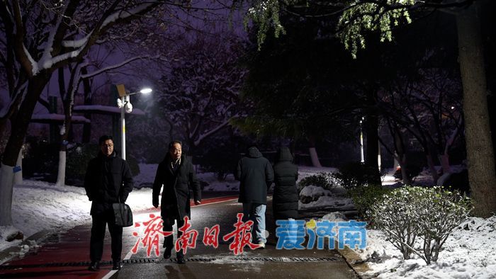 初雪勾勒“冰雪秘境” 泉城公园变身冬日热门打卡地